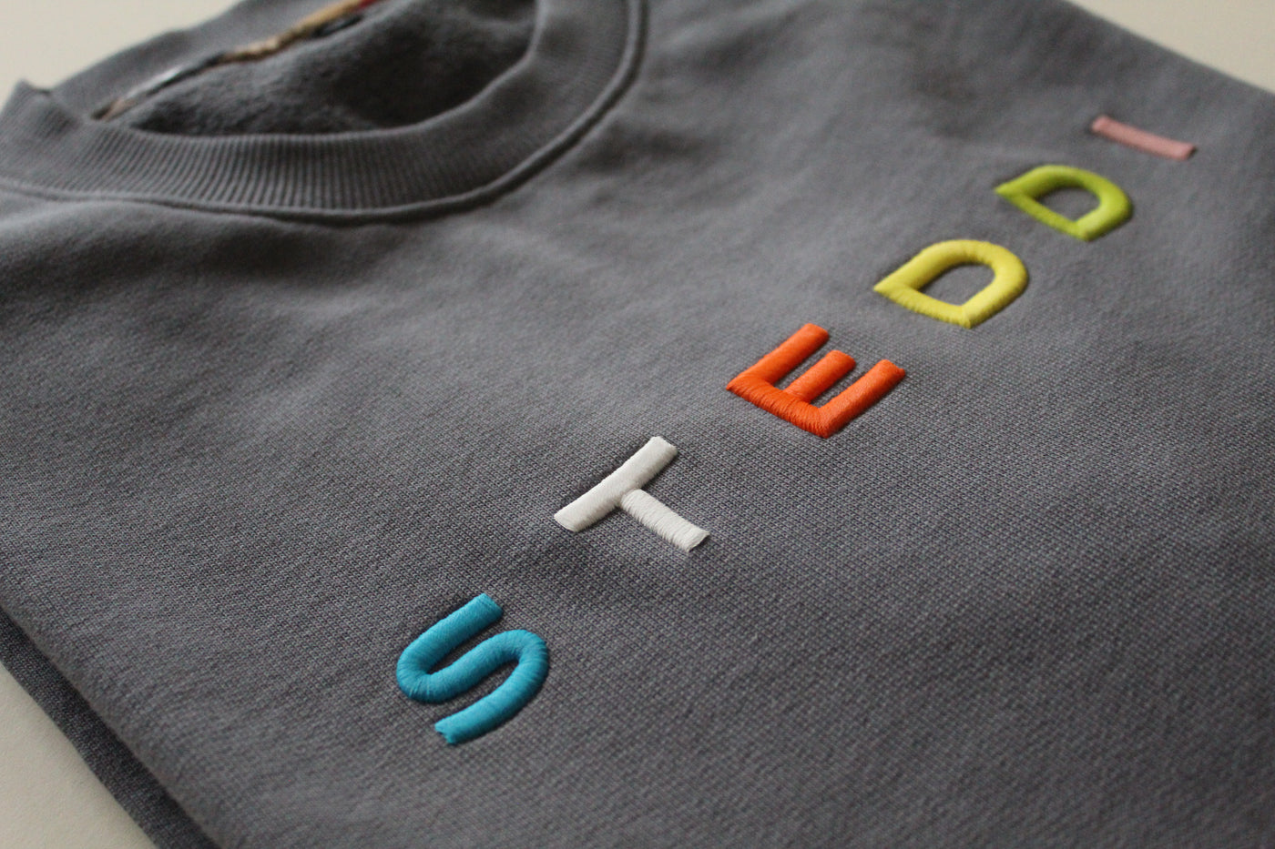 THE TOYBOX SWEATSHIRT - GHOST GREY